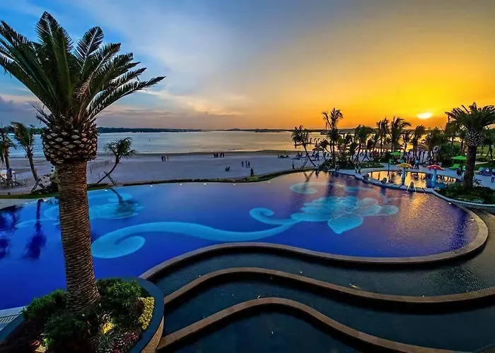 Direct Mall Access & Beach - Large Group 8 Pax