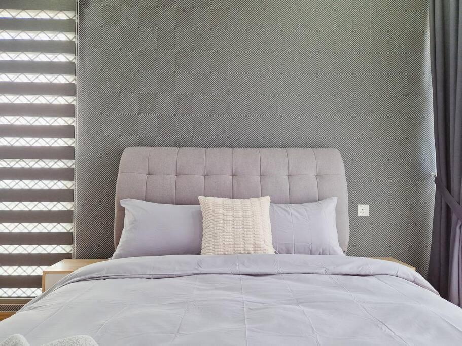 Direct Mall Access & - Large Group 8 Pax Apartment *