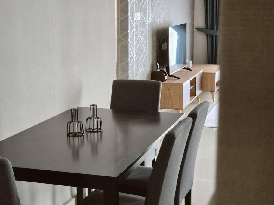 Direct Mall Access & - Large Group 8 Pax Apartment Johor Bahru