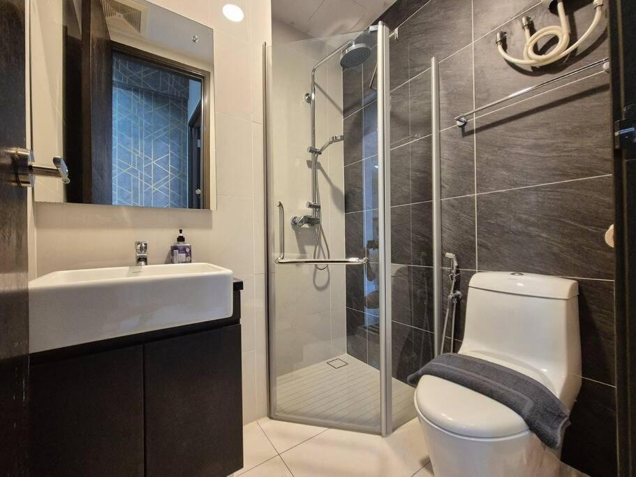 Direct Mall Access & - Large Group 8 Pax Apartment *
