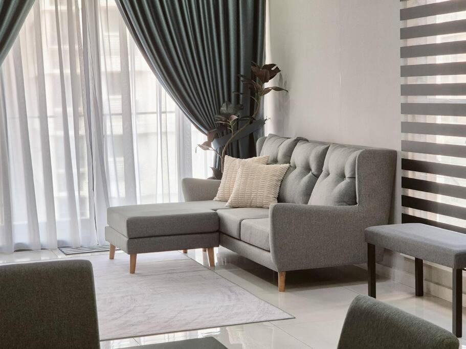 Direct Mall Access & - Large Group 8 Pax Apartment